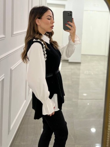Gilet perla con camicia